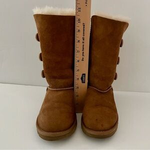 UGG Bailey Button Triplet Boot (Little Kid/Big Kid) chestnut